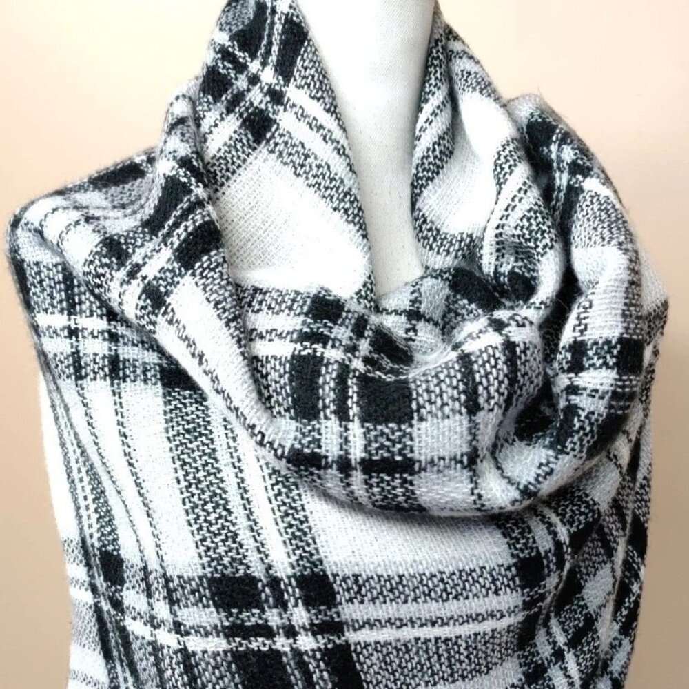 NWT ModCloth Blanket Scarf   55in x 55in